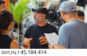 Film director explaining script during production meeting. Стоковое AI-видео, аниматор Юрий Поздников / Фотобанк Лори