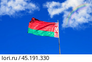 Национальный флаг Республики Беларусь на фоне синего неба (2018) / Belorussian flag waving in the wind. Стоковое фото, фотограф Iva Noel / Фотобанк Лори