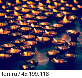 Burning candles in Buddhist temple, McLeod Ganj. Стоковое фото, фотограф Дмитрий Рухленко / Фотобанк Лори