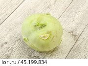Vegan cuisine - raw kohlrabi cabbage. Стоковое фото, фотограф Андрей Старостин / Фотобанк Лори