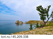 Скала Шаманка. Хужирский залив летним днем. Озеро Байкал. Стоковое фото, фотограф Александр Тараканов / Фотобанк Лори