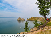 Скала Шаманка. Хужирский залив летним днем. Озеро Байкал. Стоковое фото, фотограф Александр Тараканов / Фотобанк Лори