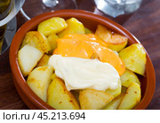 Patatas bravas in clayware. Стоковое фото, фотограф Яков Филимонов / Фотобанк Лори