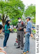 Thai policeman at work (2013 год). Редакционное фото, фотограф Александр Подшивалов / Фотобанк Лори