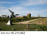 Loupiac, Bordeaux, France. The castle Le chateau Smith Havt Lafitte vineyard. Flying rabbit. (2016 год). Редакционное фото, фотограф Константин Сергеевич Синявин / Фотобанк Лори