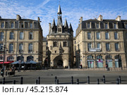 Bordeaux, France. Place du Palais and Porte Cailhau or Porte du Palais, Bordeaux's most beautiful entry. View from the Pont Napoléon. (2016 год). Редакционное фото, фотограф Константин Сергеевич Синявин / Фотобанк Лори