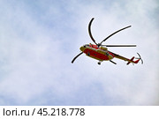 Вертолет Ми-8 летит в небе (2024 год). Стоковое фото, фотограф Александр Тараканов / Фотобанк Лори