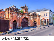 Ломовские ворота, Денисовский переулок, Тула (2023 год). Стоковое фото, фотограф Baturina Yuliya / Фотобанк Лори