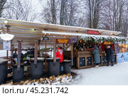 Holiday fair on the street in winter in the city. Street cafe and restaurants (2024 год). Редакционное фото, фотограф Zima Nadezhda / Фотобанк Лори