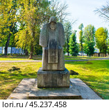 Памятник Митрополиту Филиппу II рядом с Успенским Собором города Твери. Редакционное фото, фотограф E. O. / Фотобанк Лори