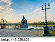 Памятник А. С. Пушкину. Осень. Закат. Город Тверь. Россия. Редакционное фото, фотограф E. O. / Фотобанк Лори