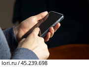 Phone fraud.Talking to phone scammers. Withdrawal of money via the Internet. Стоковое фото, фотограф Александр Поташев / Фотобанк Лори
