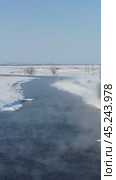 Vertical video of russian Altai country village Semiletka and river Koksha in winter season. The banks are covered with snow. Стоковое видео, видеограф Сергей Пристяжнюк (Serg Zastavkin) / Фотобанк Лори