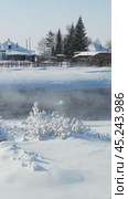 Vertical video of russian Altai country village Semiletka and river Koksha in winter season. The banks are covered with snow. Стоковое видео, видеограф Сергей Пристяжнюк (Serg Zastavkin) / Фотобанк Лори