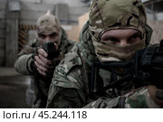 Крупный портрет двух вооруженных солдат в масках и камуфляже. Военные на учениях. Силы специального назначения. Стоковое фото, фотограф Евгений Зимин / Фотобанк Лори