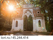 Grape gates in Tsaritsyno Autumn Park in Moscow.Tsaritsyn Park is one of the main tourist attractions of Moscow. Russia. (2023 год). Стоковое фото, фотограф Photojuli / Фотобанк Лори