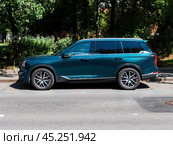 Blue chinese SUV car GAC GS8, parked on city street. Редакционное фото, фотограф Константин Григорьев / Фотобанк Лори