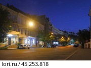 Панорама улицы Посьетская в центре города Владивосток. Летняя ночь. (2024 год). Стоковое фото, фотограф Александр Кузнецов / Фотобанк Лори