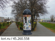 Афишная тумба в Сиреневом сквере, город Ирбит. Редакционное фото, фотограф Алексей Иванов / Фотобанк Лори