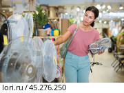 Woman choosing ventilator in store. Стоковое фото, фотограф Яков Филимонов / Фотобанк Лори