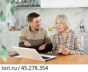 Old woman considering offer from agent. Стоковое фото, фотограф Яков Филимонов / Фотобанк Лори