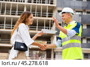 Woman getting keys to new apartment from enginner. Стоковое фото, фотограф Яков Филимонов / Фотобанк Лори