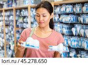 Woman choosing bulbs in store. Стоковое фото, фотограф Яков Филимонов / Фотобанк Лори