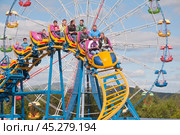 Аттракционы в городском парке культуры и отдыха города Магадан (2013 год). Редакционное фото, фотограф Павел Просянов / Фотобанк Лори