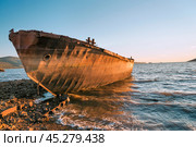Нос старого ржавого судна в бухте Нагаева. Охотское море. Магадан (2013 год). Стоковое фото, фотограф Павел Просянов / Фотобанк Лори