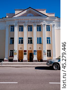 Дом Союзов - Сталинская архитектура Магадана (2013 год). Редакционное фото, фотограф Павел Просянов / Фотобанк Лори