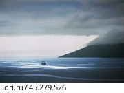 Рыбацкий траулер в бухте Нагаева, Охотское море ( Магадан ) Стоковое фото, фотограф Павел Просянов / Фотобанк Лори