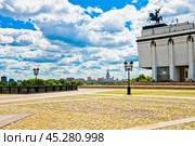 Вид на Московский Государственный Университет имени Ломоносова (МГУ) с Поклонной горы. Москва. Россия (2024 год). Редакционное фото, фотограф E. O. / Фотобанк Лори