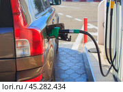 Car is refueled at a gas station. Стоковое фото, фотограф Юрий Бизгаймер / Фотобанк Лори