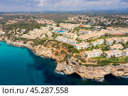 Залив Cala Romantica на острове Майрка в Средиземном мор. Стоковое фото, фотограф Александр Салук / Фотобанк Лори