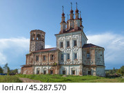 The ancient abandoned Resurrection Church in Varnitsy on a sunny August day. Suburb of the city of Totma. Vologda Oblast, Russia (2021 год). Стоковое фото, фотограф Виктор Карасев / Фотобанк Лори