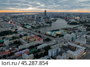 Екатеринбург. Вид на город со смотровой площадки БЦ "Высоцкий" на вечерний город (2024 год). Стоковое фото, фотограф Pukhov K / Фотобанк Лори