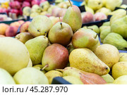 background healthy fresh pear vegetarian ripe fruit freshness green diet food organic agriculture. Стоковое фото, фотограф ilya Lyubchenko / Фотобанк Лори