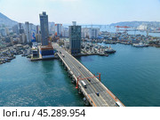 Вид на разводной  мост Busandaegyo Bridge на остров Йондо , Пусан, Южная Корея (2019 год). Редакционное фото, фотограф Римма Тельнова / Фотобанк Лори