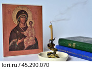 Натюрморт с погашенной свечой, Смоленской иконой Божией Матери и молитвословом. Стоковое фото, фотограф Владимир Литвинов / Фотобанк Лори