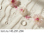 White cream texture and flowers. Body lotion swipe swatch. Skincare mask. Cosmetic face serum smudge. Moisturizer smooth smear. Trendy bio selfcare beauty product. Peptides, ceramides, retinol. CC, BB. Стоковое AI-изображение, AI-художник Евгений Демидюк / Фотобанк Лори