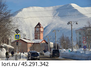 Kirovsk, Murmansk region, Russia, March 15, 2024: Museum and Exhibition Сenter of JSC Apatit with clock tower on Lenin Avenue. Редакционное фото, фотограф Алексей Антипов / Фотобанк Лори