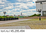Вид на здание Московского Государственного Университета имени Ломоносова (МГУ) с Поклонной горы. Москва. Россия (2024 год). Редакционное фото, фотограф E. O. / Фотобанк Лори
