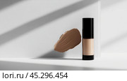 Minimalist beauty: unbranded foundation cream bottle for skincare and makeup. Стоковое AI-изображение, AI-художник Sabyna75 / Фотобанк Лори