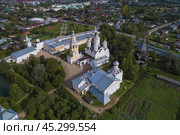 Над старинными  храмами Спасо-Прилуцкого монастыря августовским днем. Вологда (2021 год). Стоковое фото, фотограф Виктор Карасев / Фотобанк Лори