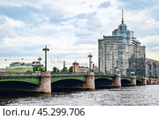 Сампсониевский мост (в XIX веке Выборгский мост, в 1918—1993 годах — мост Свободы) . Элитный жилой комплекс "Аврора". Город Санкт-Петербург (2023 год). Стоковое фото, фотограф Александр Тараканов / Фотобанк Лори