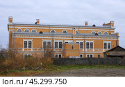 "Здание пассажа - главного павильона Ирбитской ярмарки" (вид сбоку). Свердловская область, город Ирбит, улица Ленина, дом 21. Редакционное фото, фотограф Алексей Иванов / Фотобанк Лори