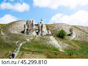 Верующие идут в Костомаровский Спасский женский монастырь (2014 год). Редакционное фото, фотограф Инна Грязнова / Фотобанк Лори