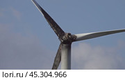 Burned damaged wind turbine against blue sky. Стоковое видео, видеограф Михаил Коханчиков / Фотобанк Лори