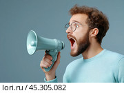 Мужчина с мегафоном. Эмоционально кричит, волнуется. Стоковое AI-изображение, AI-художник Щеголева Ольга / Фотобанк Лори