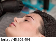 Beautician preparing eyebrows for microblading treatment. Стоковое фото, фотограф Юрий Поздников / Фотобанк Лори